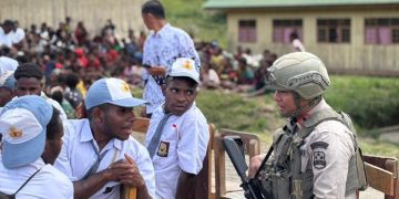 Patroli Humanis Satgas Damai Cartenz Warnai Perpisahan Siswa di Distrik Sinak