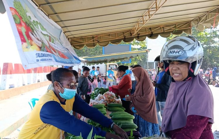 Pelaksanaan pasar murah salah satu upaya pengendalian inflasi di Papua. (Foto: Istimewa)