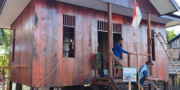 Progres Rumah Milik Niko Makare Capai 95 Persen, Satgas TMMD Kerjakan Pemasangan Pintu dan Jendela