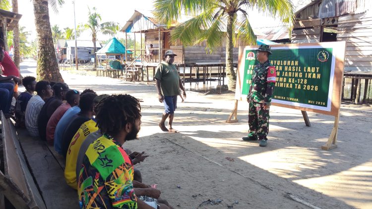 Penyuluhan tentang pemanfaatan hasil laut kepada masyarakat Kampung Keakwa. (Foto: Istimewa)
