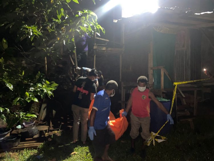 Penemuan Jenazah di Sentani, Polisi Amankan Barang Bukti dan Lakukan Visum. (Foto: Istimewa)