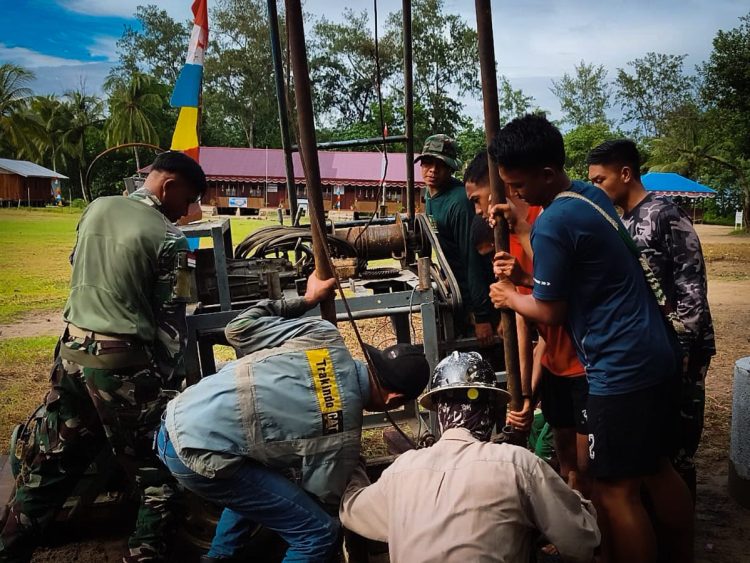 Program TMMD Reguler ke-128 selama 1 bulan, Satgas Kodim 1710/Mimika menghadirkan sumur bor sebagai solusi untuk membantu memenuhi kebutuhan air bersih masyarakat. (Foto: Istimewa)