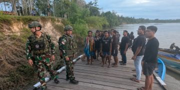 Koops TNI Habema Evakuasi 44 Pendulang Emas dari Wilayah Rawan di Awimbon