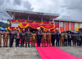 Gubernur Papua Tengah Resmikan Guest House dan Letakkan Batu Pertama Perkantoran Terpadu Puncak