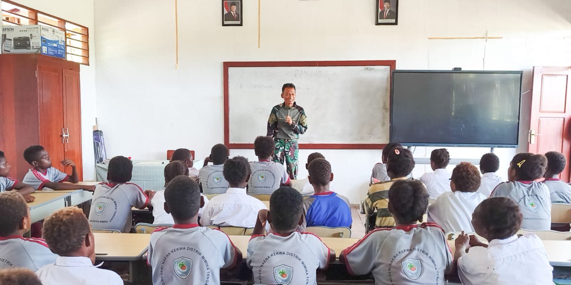 Satgas TMMD ke-128 Kodim 1710/Mimika, Letda Inf Wahyu Aditya memberikan materi wawasan kebangsaan. (Foto: Istimewa)