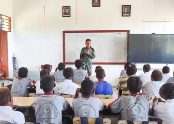 Tanamkan Cinta Tanah Air, Letda Inf Wahyu Aditya Beri Wawasan Kebangsaan kepada Siswa SD Naena Keakwa