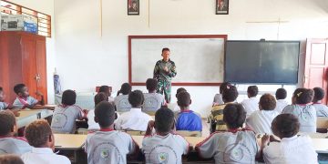 Tanamkan Cinta Tanah Air, Letda Inf Wahyu Aditya Beri Wawasan Kebangsaan kepada Siswa SD Naena Keakwa