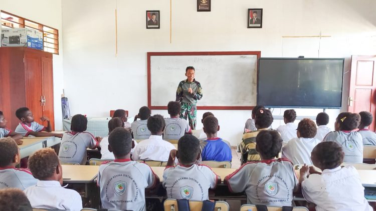 Satgas TMMD ke-128 Kodim 1710/Mimika, Letda Inf Wahyu Aditya memberikan materi wawasan kebangsaan. (Foto: Istimewa)