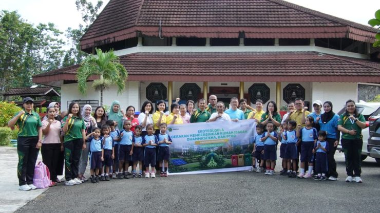 Aksi Bersih Tempat Ibadah Warnai Program Ekoteologi Pembimas Buddha Papua. (Foto: Istimewa)