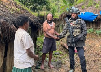 Satgas Damai Cartenz Bangun Kedekatan dengan Warga Lewat Patroli Humanis