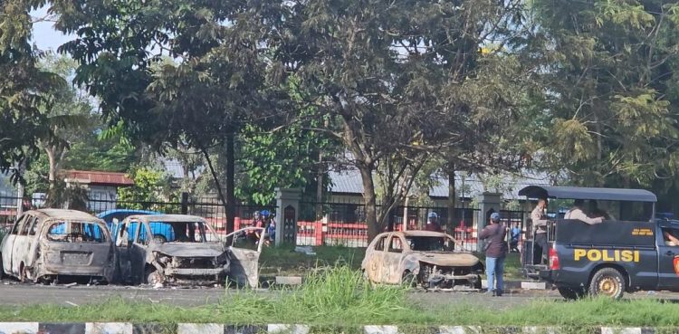 Ricuh Pasca Laga Persipura vs Adhyaksa FC, Mobil Warga dan Truk Polisi Dibakar. (Foto: Cornelia Mudumi)