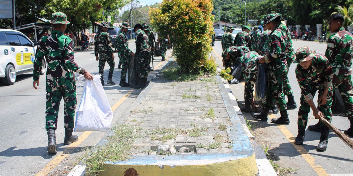 Stadion Lukas Enembe Dibersihkan Pascakericuhan, TNI Ajak Warga Jaga Ketertiban. (Foto: Istimewa)