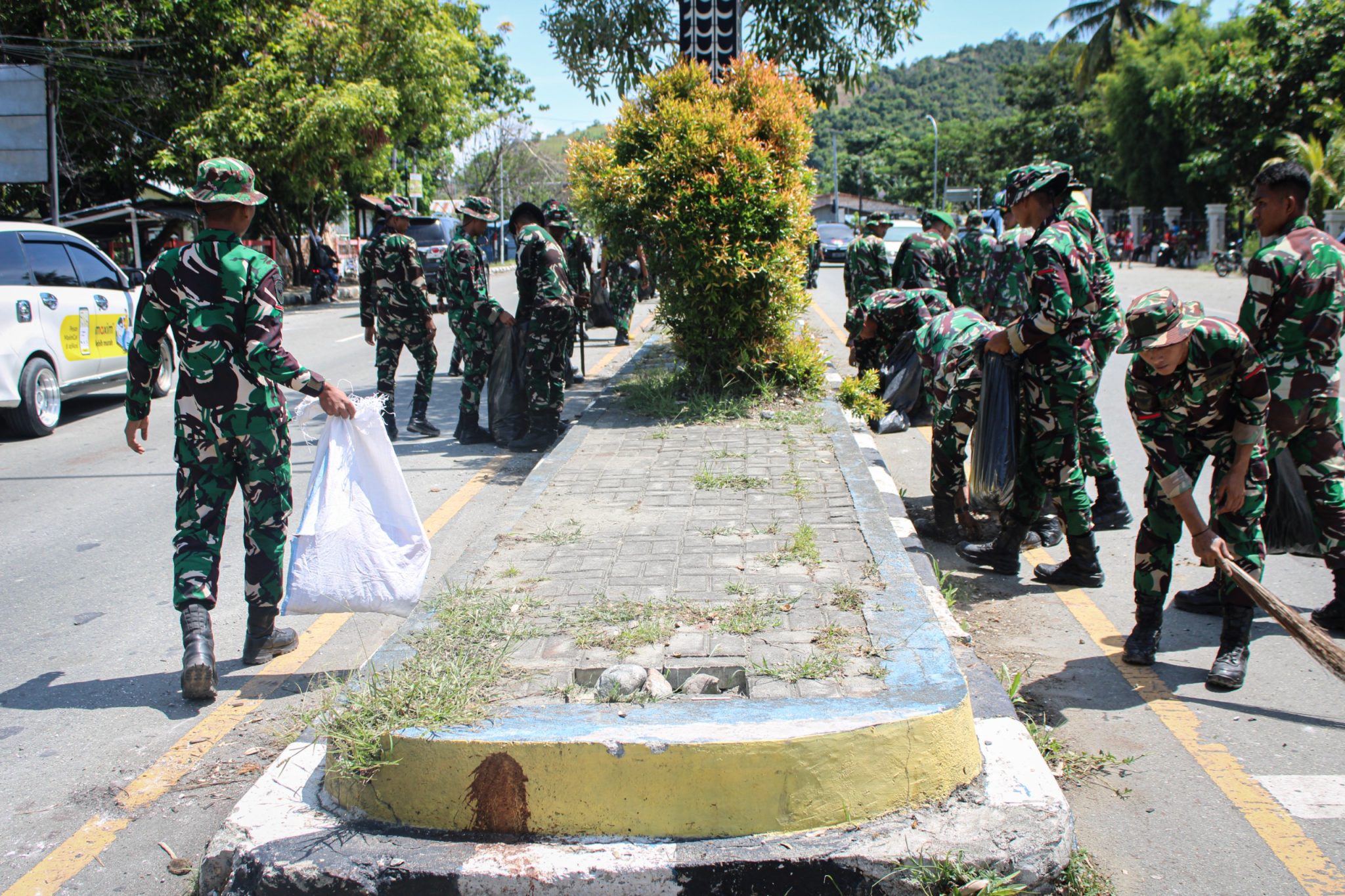 Ratusan Prajurit TNI Bersihkan Puing Kericuhan di Stadion Lukas Enembe