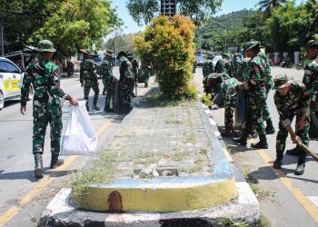 Ratusan Prajurit TNI Bersihkan Puing Kericuhan di Stadion Lukas Enembe
