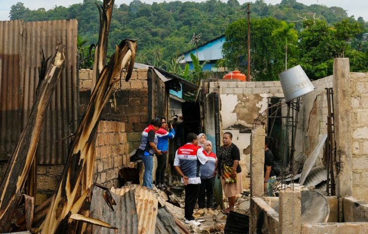 Pertamina Patra Niaga Ringankan Beban Korban Kebakaran di Dok 8 Jayapura. (Foto: Istimewa)