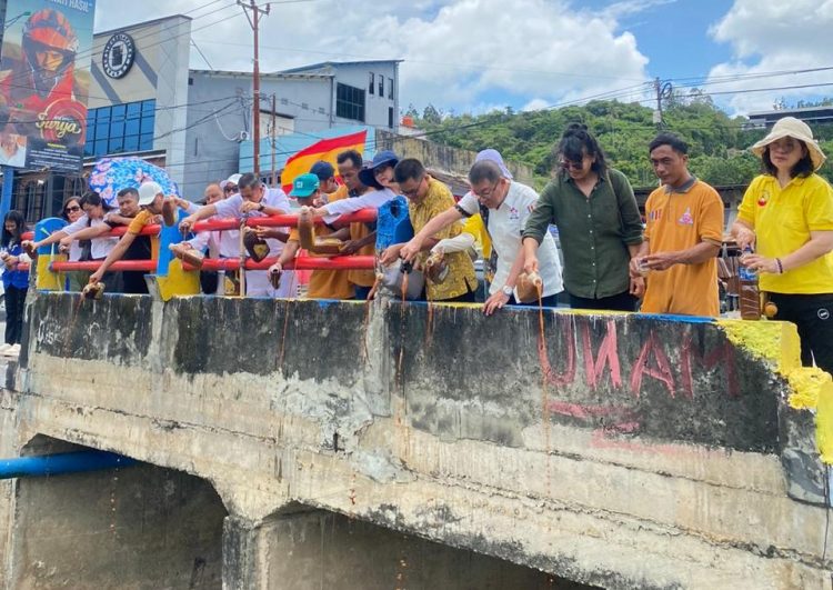 Aksi penuangan eco enzyme di kawasan Kali Acai, Kota Jayapura. (Foto: Istimewa)