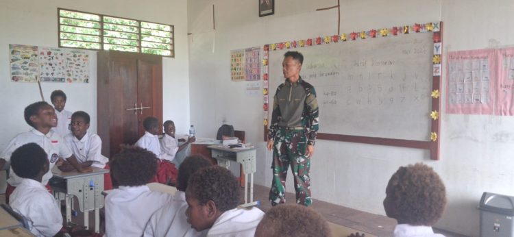 anggota Satgas TMMD ke-128 Kodim 1710/Mimika, melaksanakan kegiatan belajar mengajar di SD Negeri Naena Keakwa. (Foto: Istimewa)