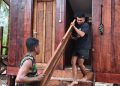 Satgas TMMD Tuntaskan Pemasangan Pintu MCK Umum di Kampung Keakwa