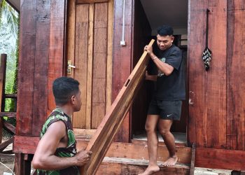 Satgas TMMD Tuntaskan Pemasangan Pintu MCK Umum di Kampung Keakwa