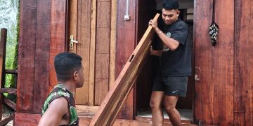 Satgas TMMD Tuntaskan Pemasangan Pintu MCK Umum di Kampung Keakwa