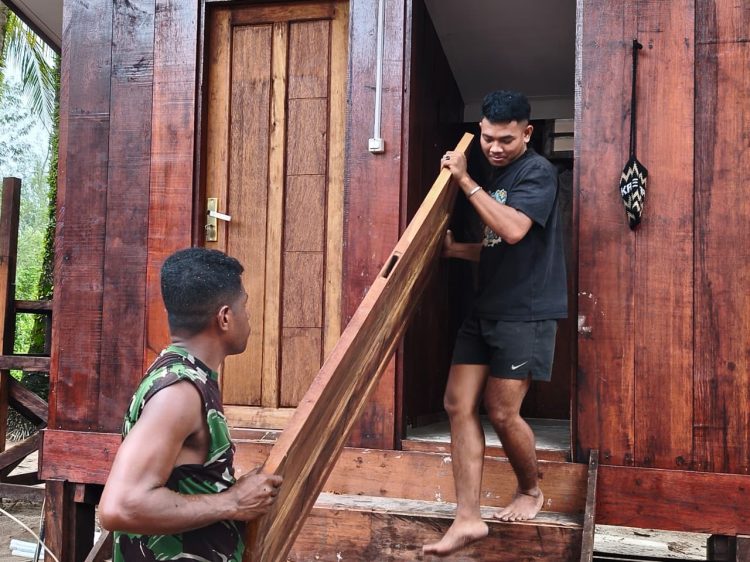Pemasangan pintu pada bangunan MCK umum di Kampung Keakwa. (Foto: Istimewa)