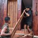 Satgas TMMD Tuntaskan Pemasangan Pintu MCK Umum di Kampung Keakwa
