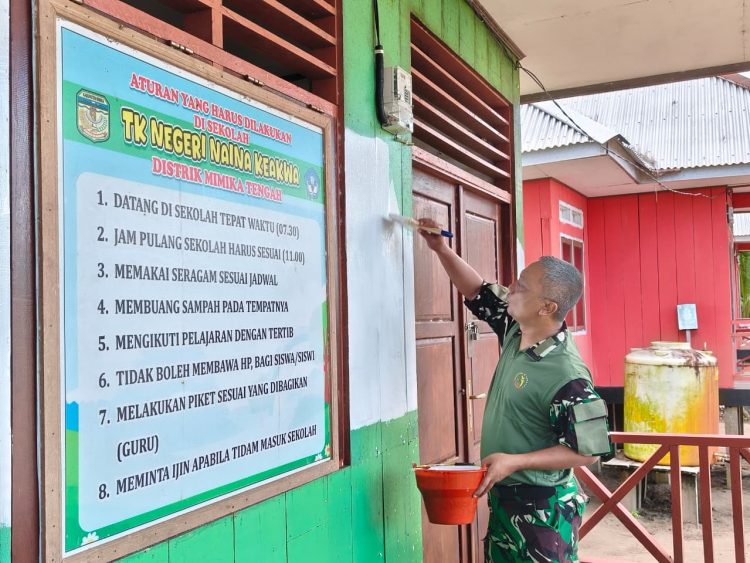 personel melaksanakan pengecatan bangunan TK Negeri Naena Keakwa di Kampung Keakwa. (Foto: Istimewa)