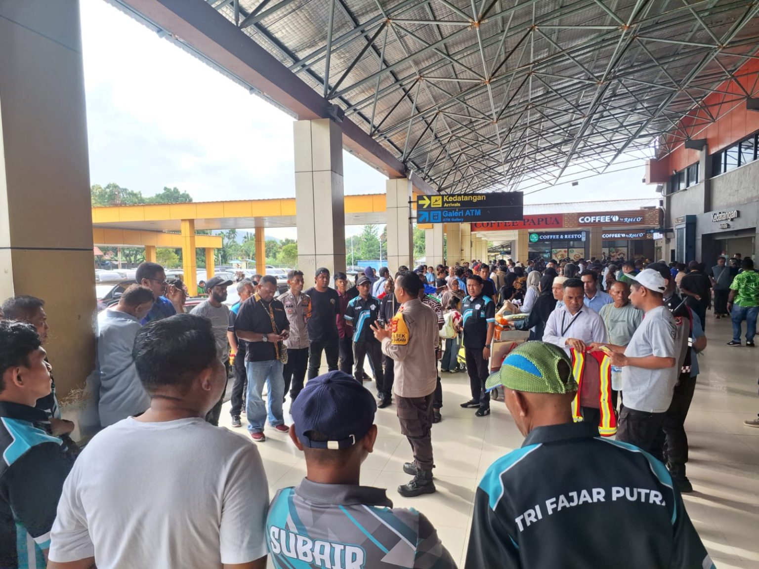 Polsek Bandara Sentani Ajak Driver Taksi Jaga Keamanan dan Ketertiban. (Foto: Istimewa)