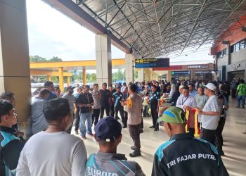 Driver Taksi Bandara Sentani Diberi Edukasi Kamtibmas oleh Polsek Kawasan Bandara