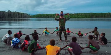 Keceriaan Anak-Anak Keakwa Warnai Kehadiran Satgas TMMD Kodim 1710/Mimika