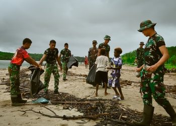 Aksi Bersih Pantai Keakwa oleh Satgas TMMD Kodim 1710/Mimika