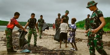 Aksi Bersih Pantai Keakwa oleh Satgas TMMD Kodim 1710/Mimika