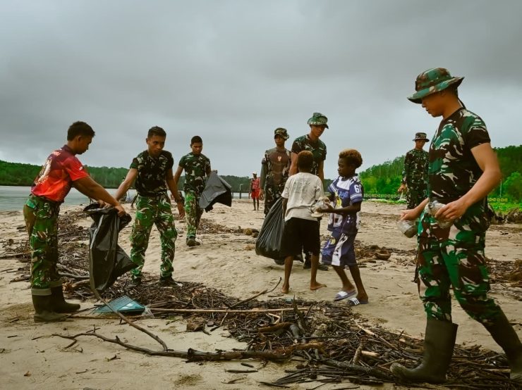 Aksi Bersih Pantai Keakwa oleh Satgas TMMD Kodim 1710/Mimika
