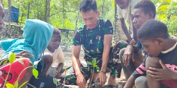 Satgas TMMD Kodim 1710/Mimika Tanamkan Kepedulian Lingkungan Lewat Penanaman Mangrove Bersama Anak-Anak