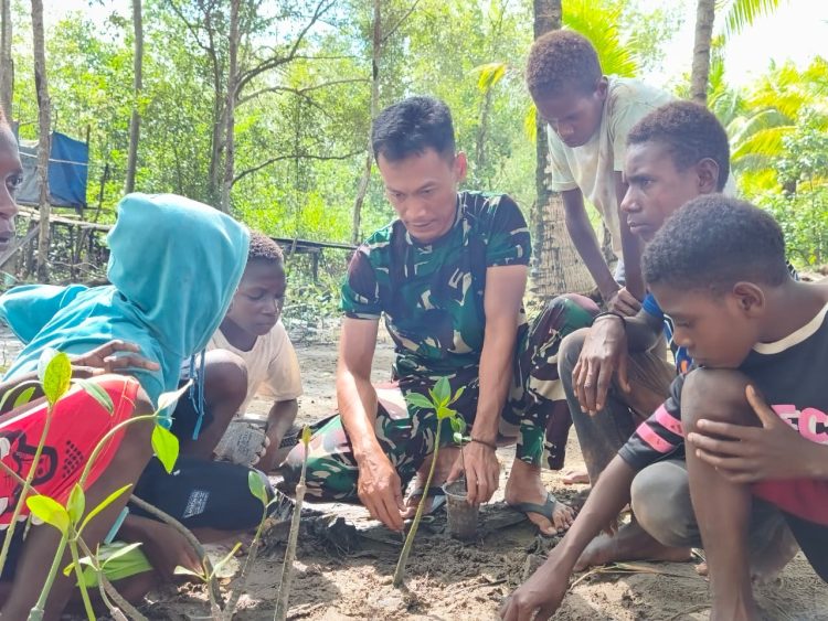Personel Satgas TMMD Reguler ke-128 Kodim 1710/Mimika mengajak anak-anak di Kampung Keakwa untuk mengikuti kegiatan penanaman pohon mangrove. (Foto: Istimewa)