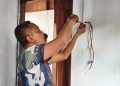 Dikebut, Pemasangan Instalasi Listrik Rumah Warga Program TMMD di Kampung Keakwa Rampung
