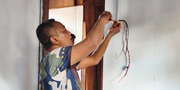 Dikebut, Pemasangan Instalasi Listrik Rumah Warga Program TMMD di Kampung Keakwa Rampung