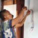 Dikebut, Pemasangan Instalasi Listrik Rumah Warga Program TMMD di Kampung Keakwa Rampung