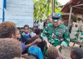 Satgas TMMD Berbagi Kebahagiaan Bersama Anak-Anak di Kampung Keakwa