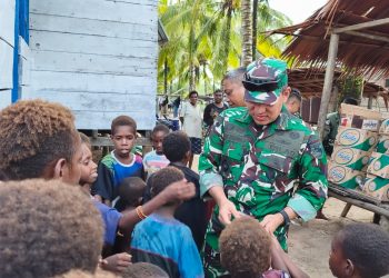 Satgas TMMD Berbagi Kebahagiaan Bersama Anak-Anak di Kampung Keakwa