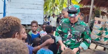 Satgas TMMD Berbagi Kebahagiaan Bersama Anak-Anak di Kampung Keakwa