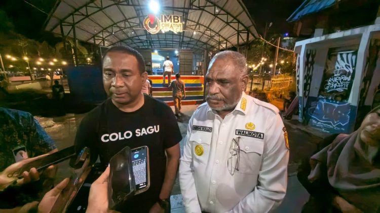 Kapolresta Jayapura Kota Kombes Pol Fredrickus W. A. Maclarimboen bersama Walikota Jayapura, Abisai Rollo. (Foto: Istimewa)