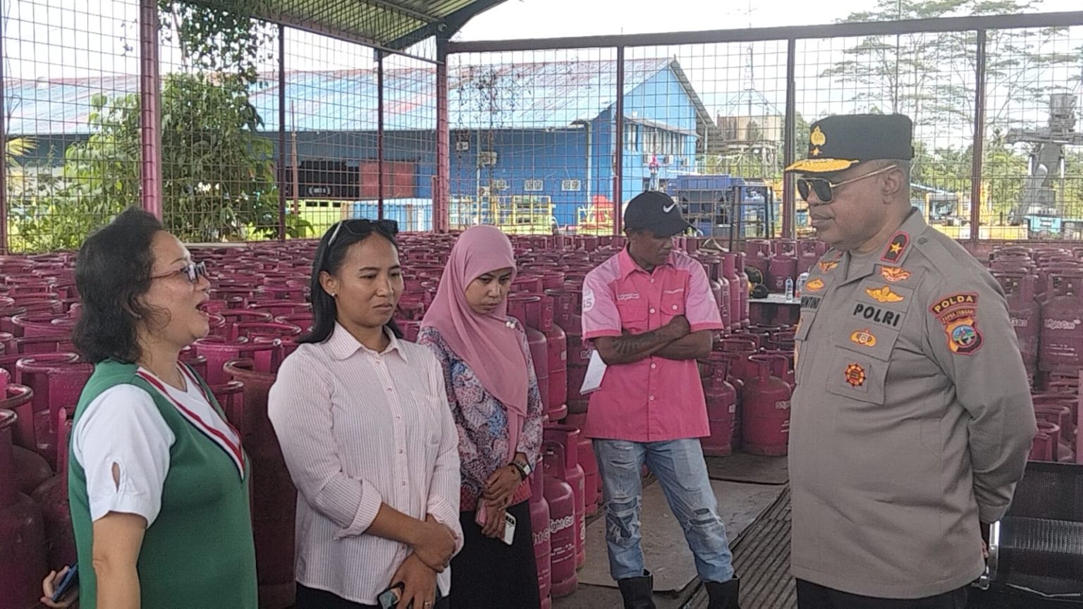 Kapolda Papua Tengah, Jermias Rontini melakukan inspeksi mendadak (sidak) ke gudang distributor non subsidi gas LPG. (Foto: Istimewa)