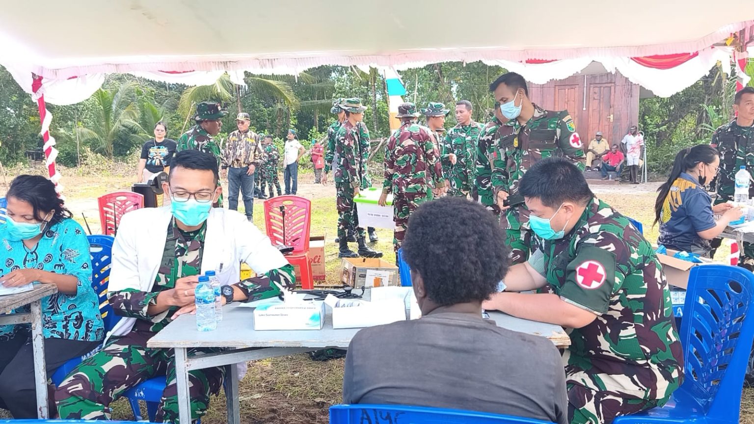 Acara penutupan TMMD Reguler ke-128 Kodim 1710/Mimika di Kampung Keakwa diwarnai Pengobatan gratis. (Foto: Istimewa)