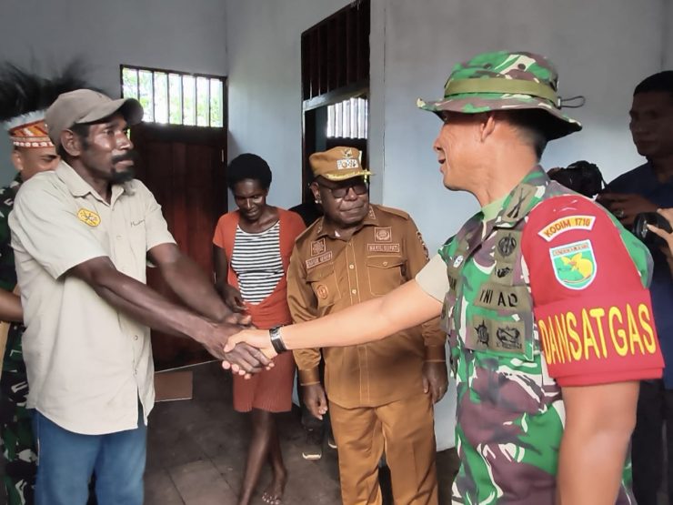 Di momen penutupan, Dansatgas TMMD Letkol Inf Jozanda menyampaikan apresiasi dan ucapan terima kasih kepada seluruh masyarakat Kampung Keakwa. (Foto: Istimewa)