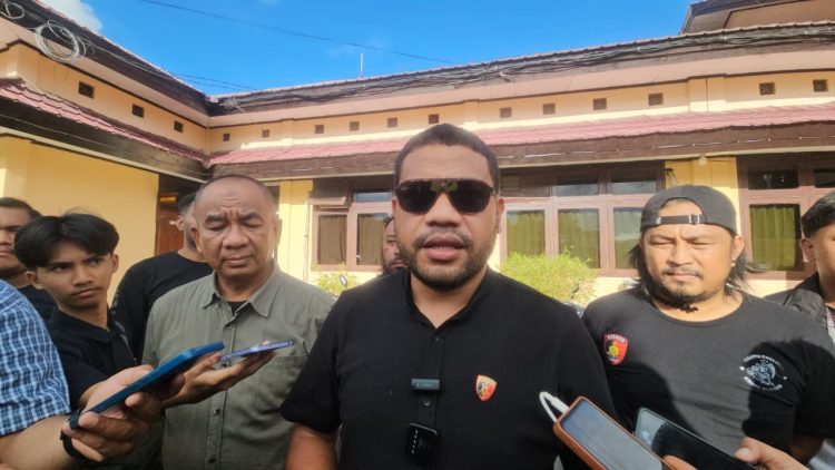 Kasat Reskrim Polres Jayapura, Markus Axel Panggabean saat diwawancarai oleh media. (Foto: Cornelia Mudumi)