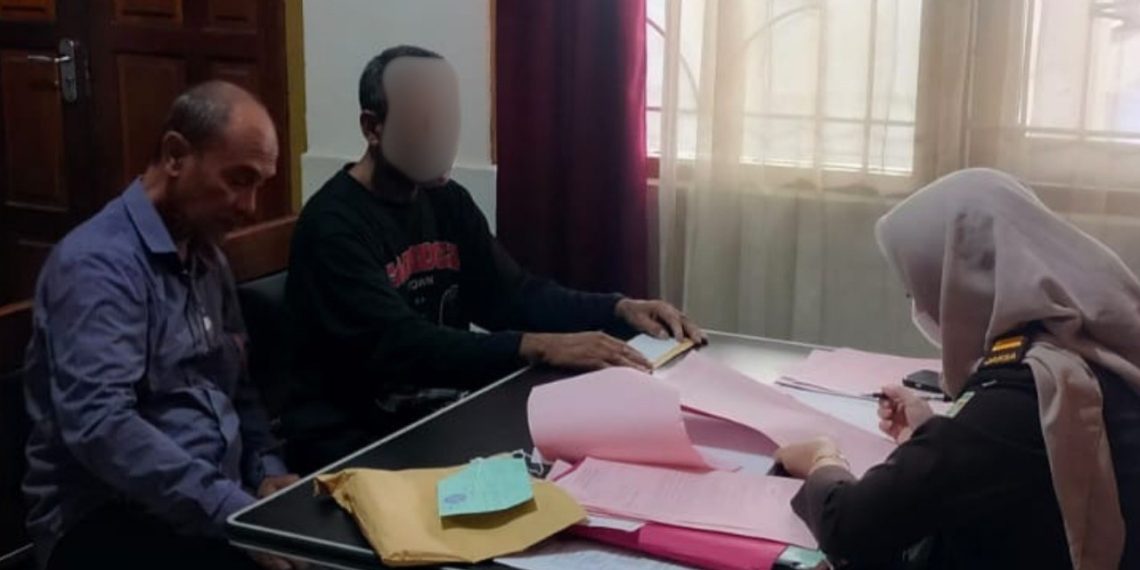 Polsek Nabire Kota menyerahkan tersangka dan barang bukti kasus tindak pidana penganiayaan ke Kejaksaan Negeri Nabire. (Foto: Istimewa)