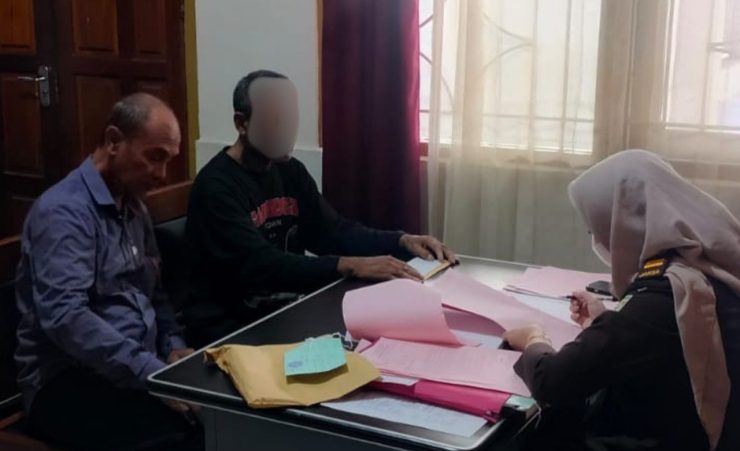 Polsek Nabire Kota menyerahkan tersangka dan barang bukti kasus tindak pidana penganiayaan ke Kejaksaan Negeri Nabire. (Foto: Istimewa)