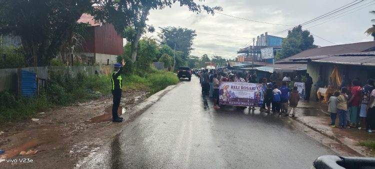 Satlantas Polres Boven Digoel Kawal Perjalanan Iman Umat Katolik Hingga Tiba di Gereja KM 6. (Foto: Istimewa)