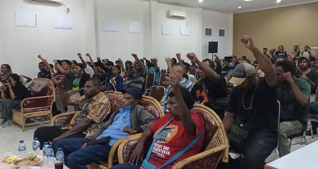 Mama Yasinta Moiwend (kaos merah) bersama masyarakat di Kota Jayapura merespon yel-yel: Tolak PSN, usai nobar Pre-lounching film dokumenter "Pesta Babi: Kolonialisme di Zaman Kita" sebagai ajang menjaring pendapat dari masyarakat Papua terkait isi dokumenter tersebut, di Jayapura, Maret 2026 lalu. (Foto: Cornelia Mudumi)